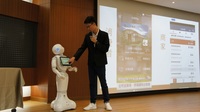高科大金融系林萍珍教授及沛博科技商務暨應用開發部門林秀明總監以「智會商務應用」進行分享並邀請Pepper機器人致歡迎詞
