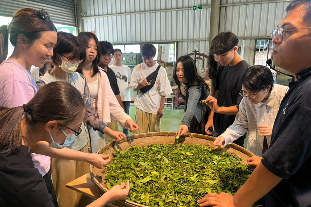 高科大創創處透過「設計未來式」活動帶領學生走入產業現場，今(2026)年帶領學生參訪欣園製茶，親自認識區域內的產業實況。圖為學生參訪欣園茶廠。