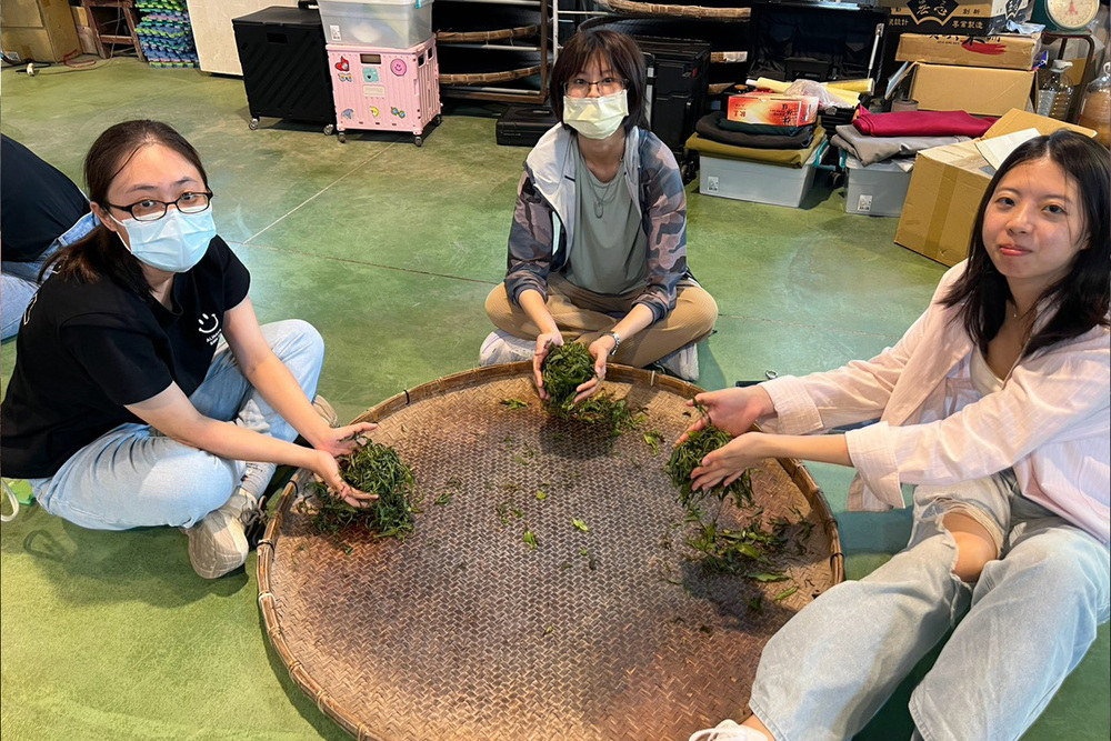 高科大創創處透過「設計未來式」活動帶領學生走入產業現場，今(2026)年帶領學生參訪欣園製茶，親自認識區域內的產業實況。圖為學生參訪欣園茶廠。