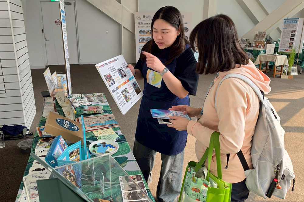 高科大USR團隊向參展民眾介紹食魚教育教具與在地漁村創生成果。