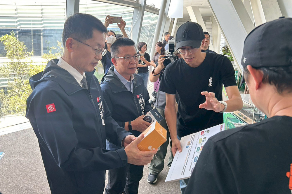 與會貴賓蒞臨高科大展區參觀，了解台17漁村實踐計畫推動成果。