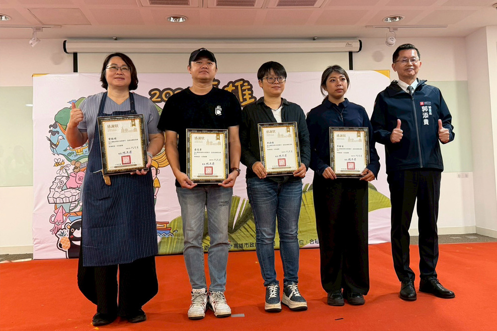 高科大詹昊棠老師（中）代表團隊受獎，漁村創生與食魚教育之成果備受肯定。