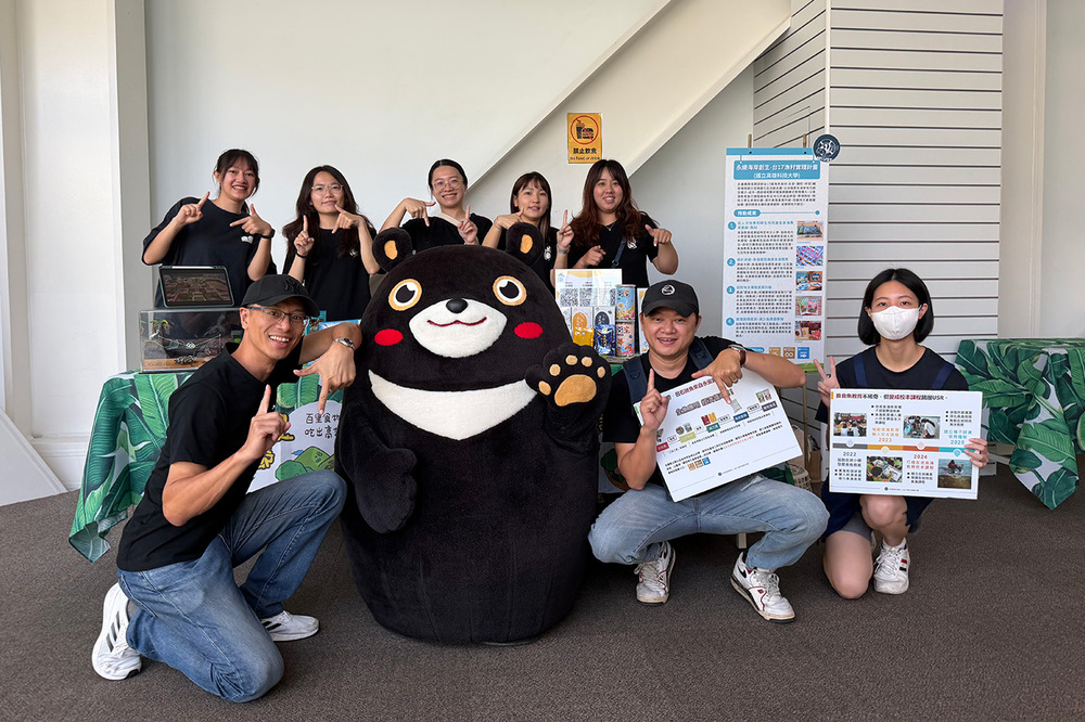 高科大USR團隊與高雄熊合影留念，展現推動永續海岸與地方創生的團隊活力。