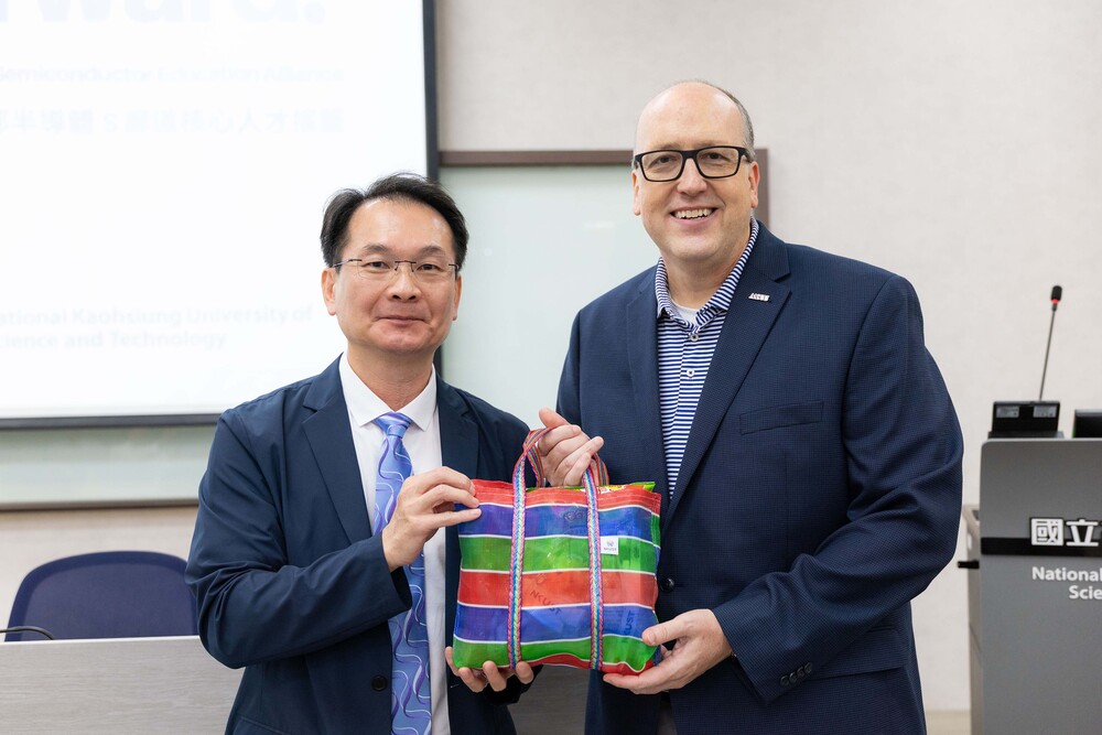 高科大校長吳忠信（左）與AASCU主席暨執行長Charles Welch（右）交流，雙方就半導體人才培育及臺美高等教育合作交換意見。