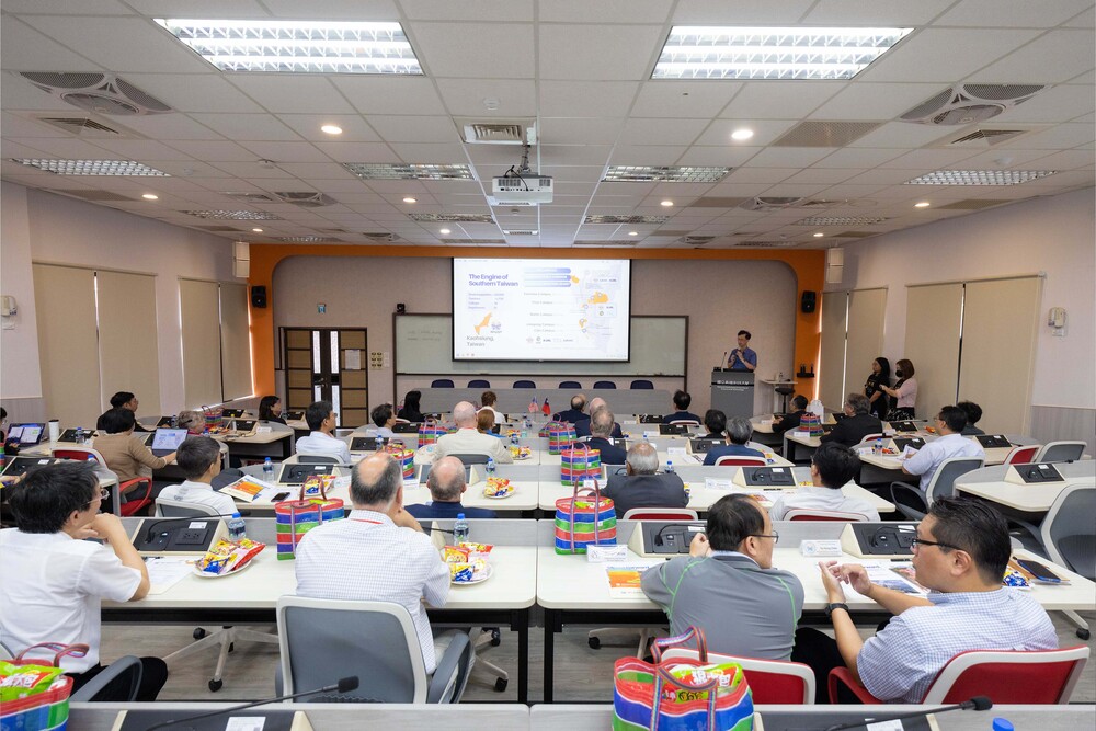 高科大電資與資訊學院洪盟峯院長向「臺美半導體教育聯盟」美方代表介紹學校半導體人才培育布局及國際合作規劃，期盼進一步推動課程、師生交流及產業實習等實質合作。