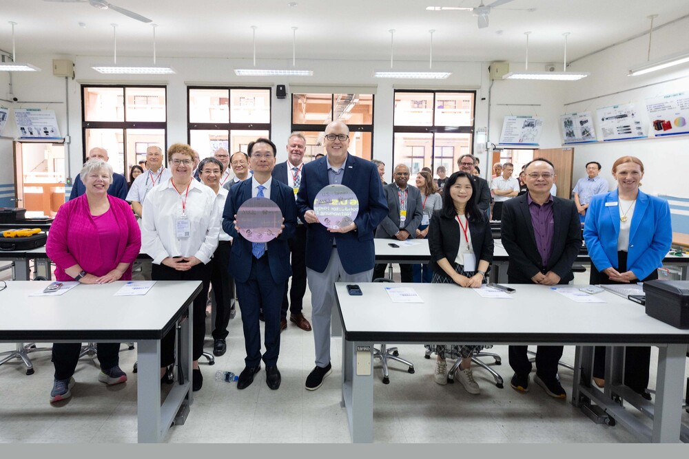 美方代表團走訪高科大楠梓校區聯電合作教室，了解學校結合企業資源推動半導體實務教學及產學共育成果。