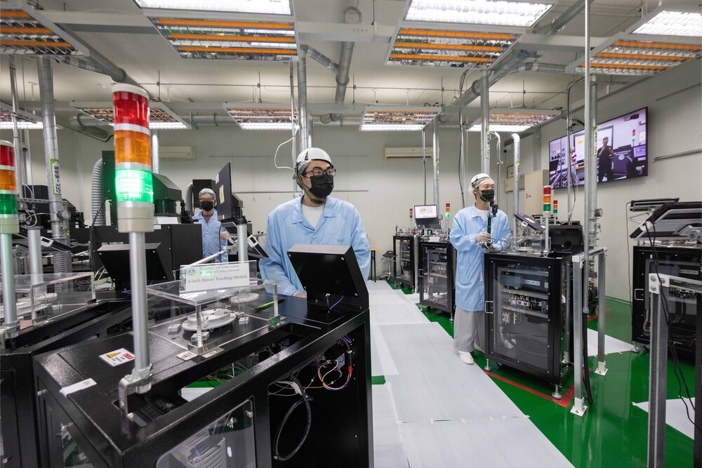 高科大透過專業實驗室與實際半導體製程設備，培養學生設備操作、維護及故障診斷等實務能力，美方代表現場深入了解相關教學模式。