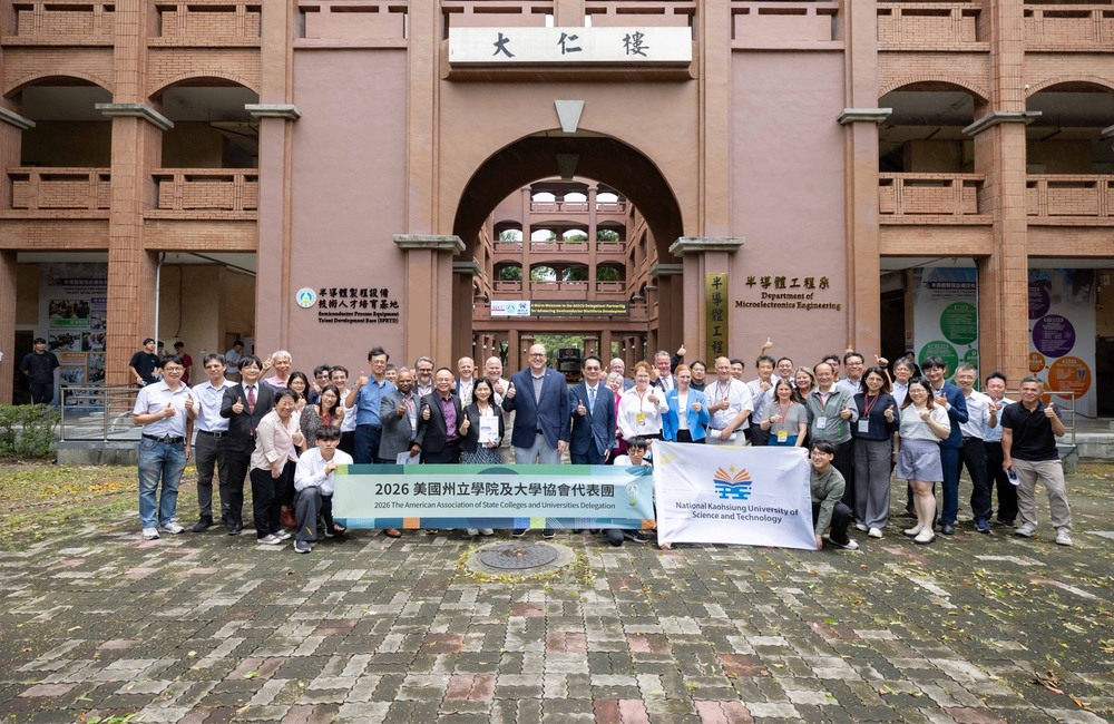 美國州立學院及大學協會（AASCU）主席暨執行長Charles Welch率領臺美半導體教育聯盟美方代表團參訪高科大，與高科大校長吳忠信及校內師長合影，共同深化臺美半導體教育與人才培育交流。