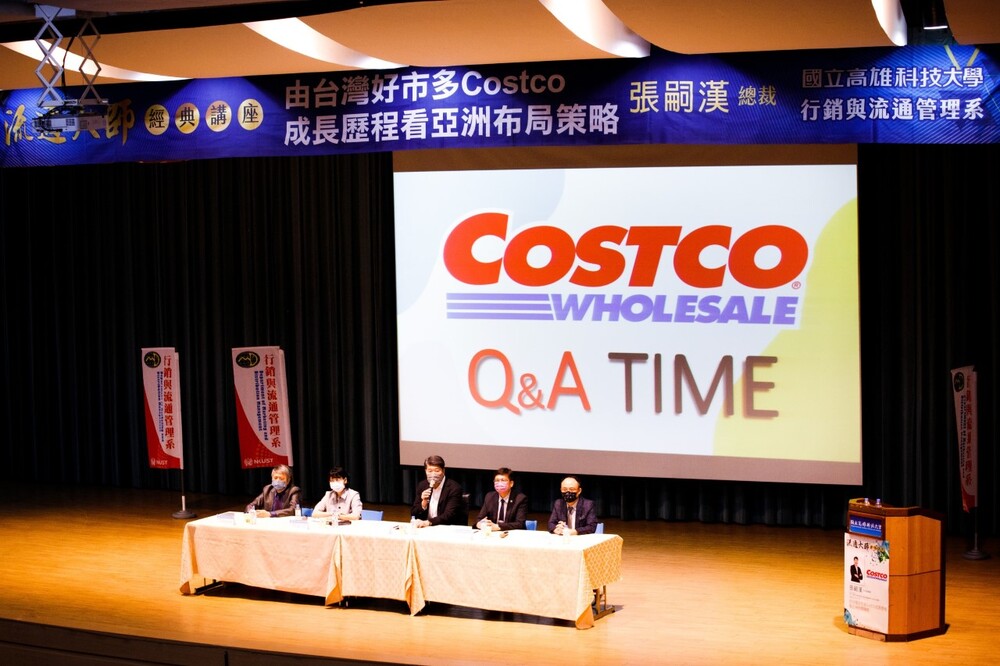 Costco張嗣漢總裁受邀到國立高雄科技大學演講，會後接受學生提問，全場互動精彩。(左起為吳師豪教授、簡施儀主任、張嗣漢總裁、李嘉紘副校長、楊景傅院長)。
