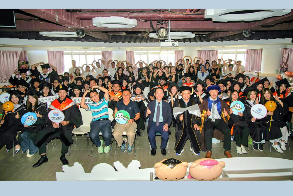高科大校長吳忠信勉勵境外畢業生保持終身學習精神，懷抱感恩之心，勇敢迎接未來挑戰。
