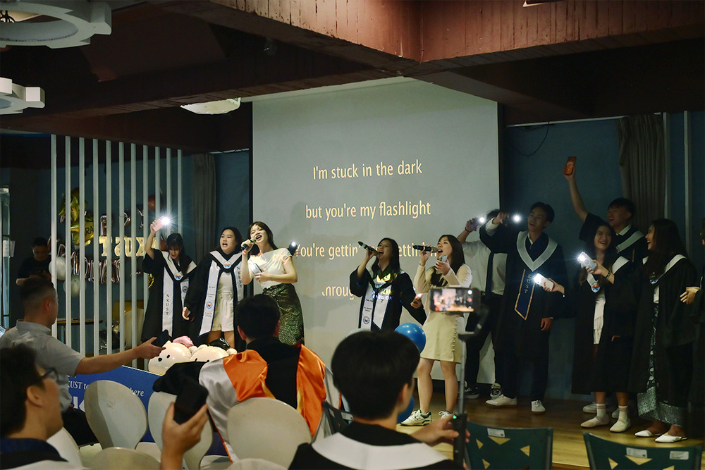 境外學生於歡送餐會中帶來歌曲表演，展現多元文化特色與青春活力，為活動增添溫馨歡樂氛圍。