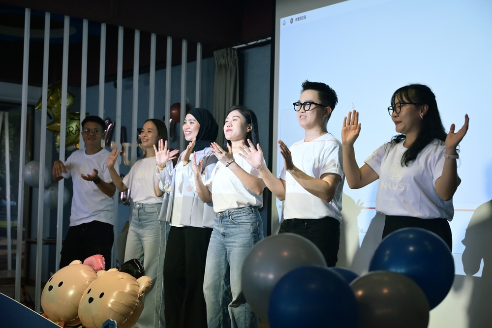 境外學生透過歌曲演唱與文化表演展現多元文化魅力，現場氣氛熱絡，為畢業歡送餐會留下難忘回憶。