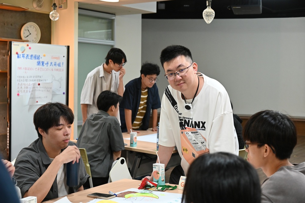 ICDC行前培育課程設計思考工作坊由龔蒂菀老師及張鐵懷老師(圖中立者)共授與學生小組進行討論。