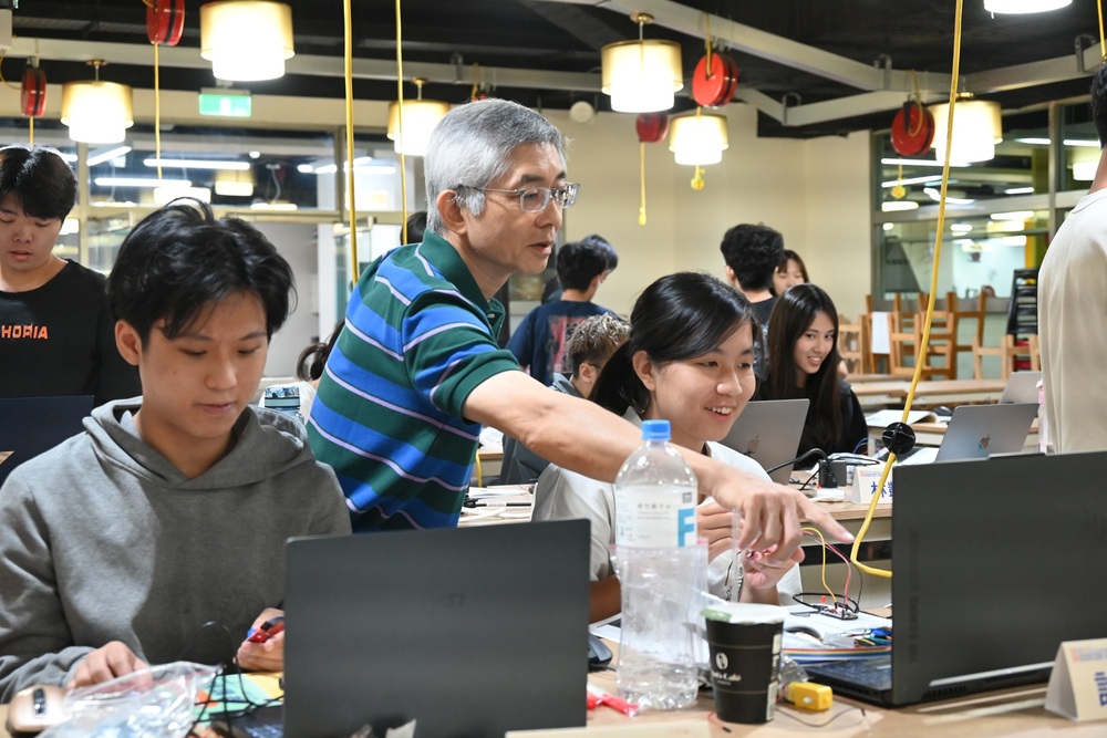 ICDC行前培育課程實作工作坊由余志成老師(圖中立者)及劉淑白老師共授與指導學生進行專題實作。