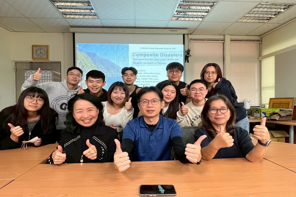 高科大航管系教師與參與UNESCO計畫的學生合影，展現跨國合作與永續發展教育成果。