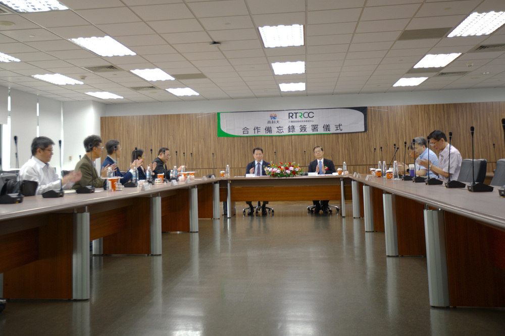 高科大與鐵研中心主管及專業團隊進行交流座談，針對鐵道技術研發、人才培育及產學合作等議題深入討論，共同擘劃未來合作方向。