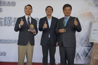 資策會與高科大攜手孕育產學界人才(由左依序為資策會執行長于孝斌、經發局李怡德局長、高科大楊慶煜校長)