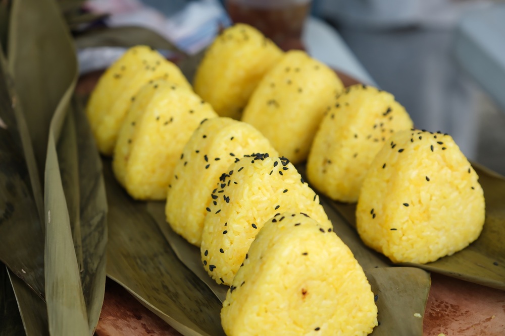 學生結合薑黃與在地食材製作特色飯糰，展現文化創意與產品開發成果。