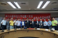 高科大與台船學院締結策略聯盟為高雄注入新血輪共創雙贏(左五電資學院王敬文院長、左六高雄市政府勞工局訓練就業中心楊茹憶主任、左七校長楊慶煜、左八台船董事長鄭文隆)