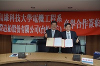 台船董事長鄭文隆(右)與高科大校長楊慶煜(左)代表簽約