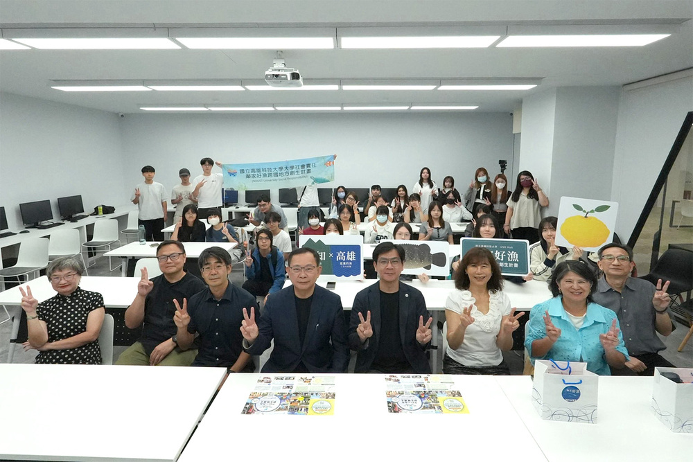 參與「那邊的山，這裏的海」活動的貴賓與師生合影，留下臺日跨文化交流的共同記憶。
