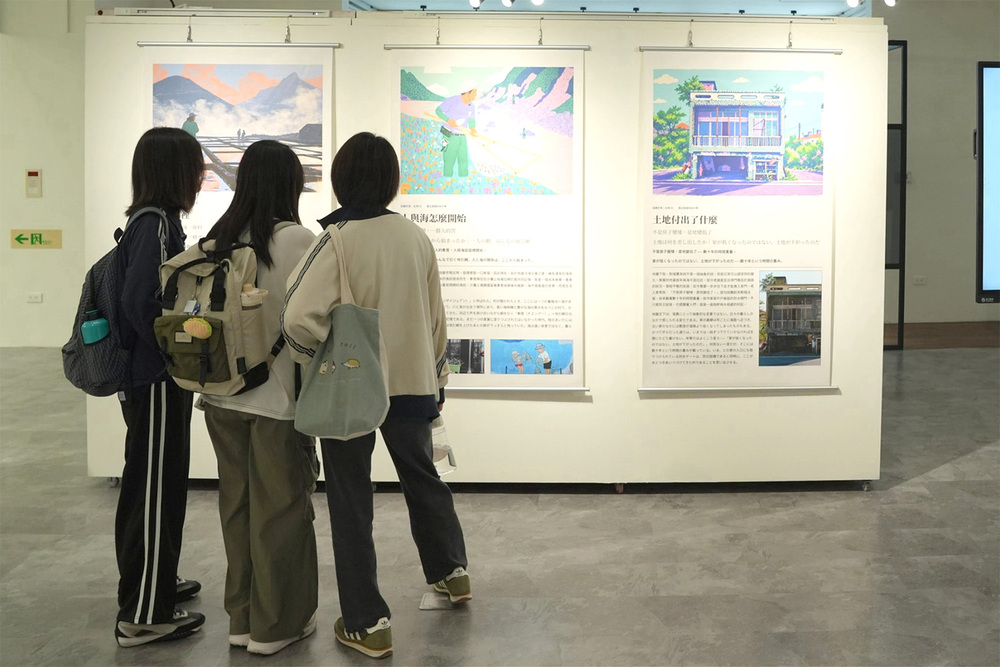 學生駐足欣賞描繪日本高知山村的藝術作品，透過圖像與文字，認識當地生活風景與文化記憶。