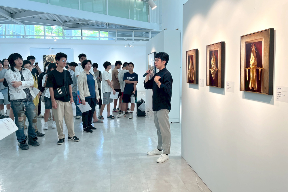 高科大《未來的聖像實驗室》開幕暨座談活動，藝術家劉政融親自導覽。