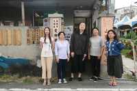 政務委員唐鳳(右三)與大樹社會企業創辦人黃惠珠(右二)