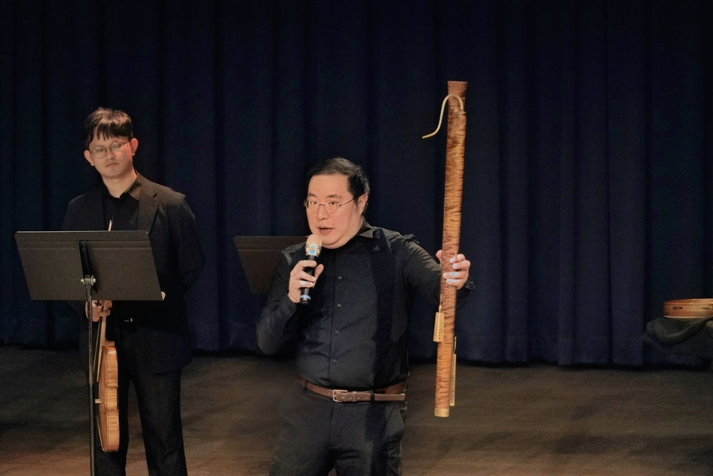 「微光古樂集」以歷史演奏法重現中世紀至文藝復興時期的音樂風貌，並結合古樂器介紹與導聆，引領觀眾細細體會古樂獨特而細膩的音色與風格之美；圖中樂器為文藝復興低音管。