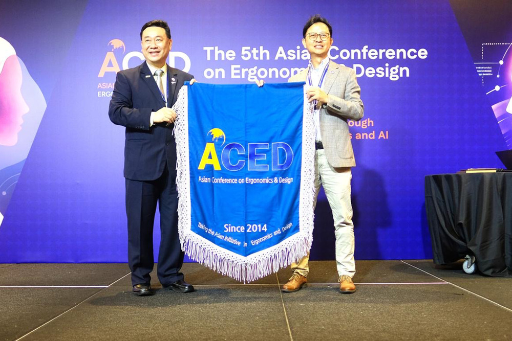 ACED卸任理事長Dr. Frederick Tey（左）將會旗交予新任理事長、高科大資訊管理系蘇國瑋特聘教授（右），象徵理事長職務正式交接。
