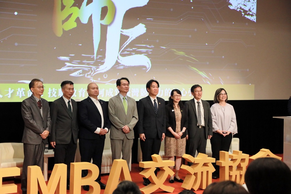 全球EMBA交流協會舉辦《大師E開講》論壇，六校校長共同合影。（左起）、輔英科技大學校長林爵士、國立高雄餐旅大學校長方德隆、全球EMBA交流協會理事長陳正修、國立高雄科技大學校長吳忠信、國立屏東科技大學校長張金龍、文藻外語大學校長莊慧玲、樹德科技大學校長王昭雄及高雄市立圖書館館長李金鴦，共同探討AI時代人才培育與技職教育發展方向。