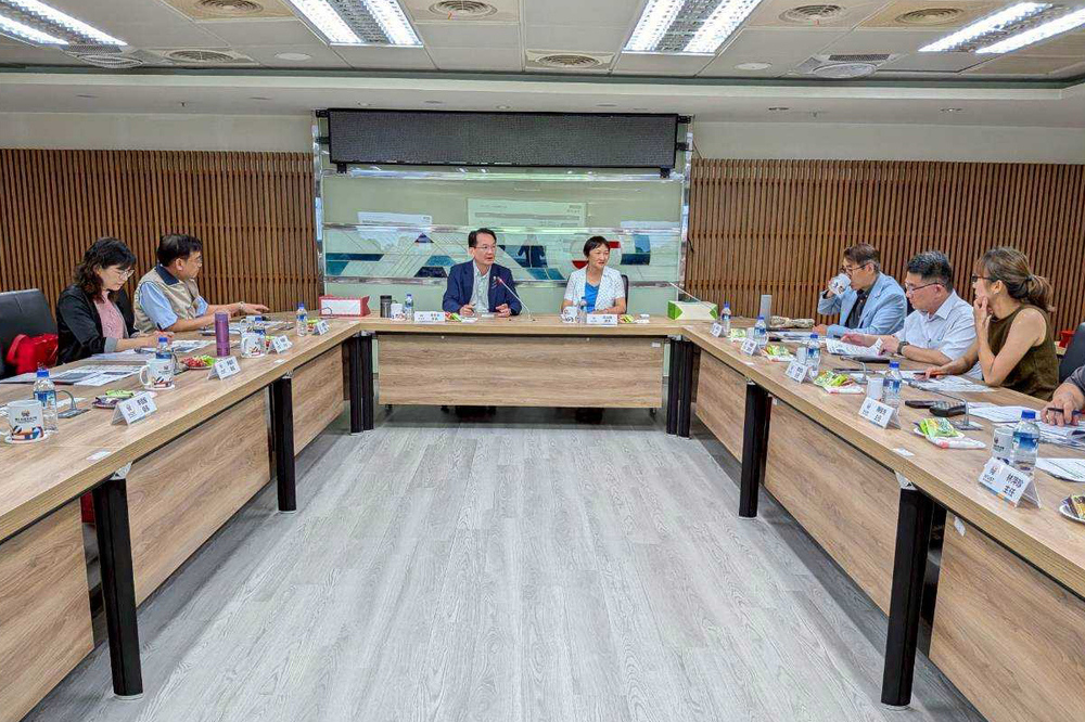高科大校長吳忠信與退輔會就學就業處處長池玉蘭率雙方團隊進行交流，針對半導體、AI及產學訓合作等議題進行討論。