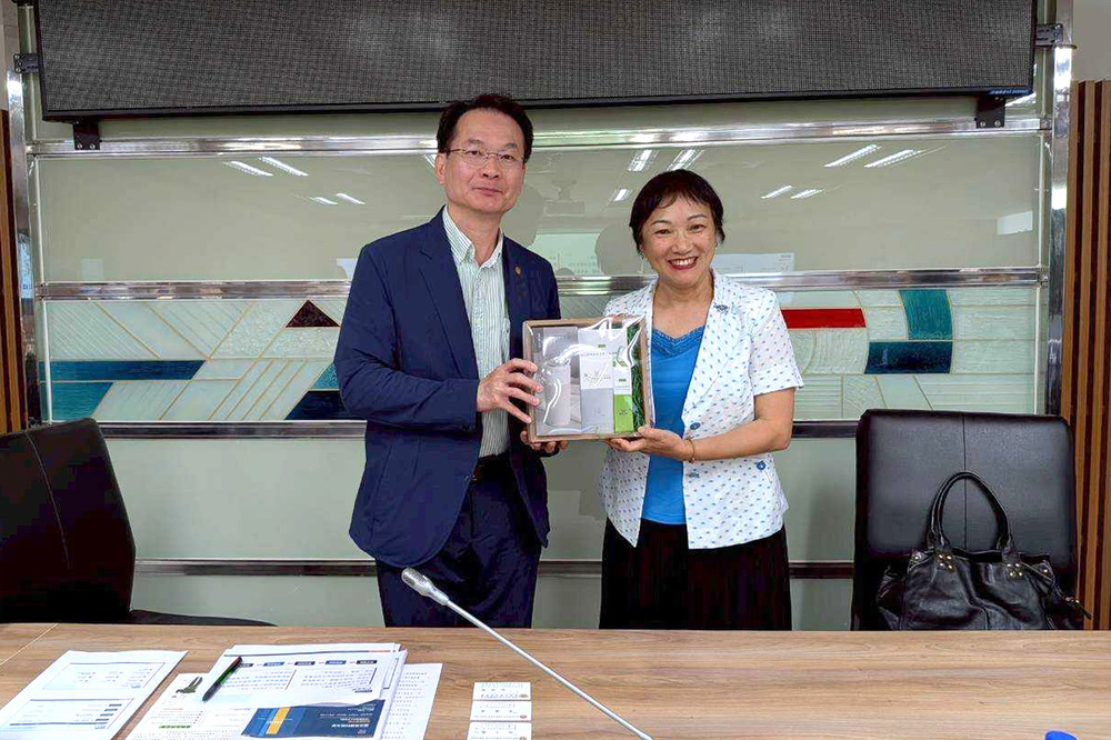 高科大校長吳忠信（左）與退輔會就學就業處處長池玉蘭（右）互贈紀念品，象徵雙方攜手推動退除役官兵職能再培力與產學合作。