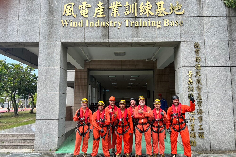 高科大為全臺首家取得全球風能組織（GWO）國際認證的培訓機構，建置符合國際標準的訓練場域與課程體系，積極培育離岸風電產業專業技術人才，助力臺灣綠能發展與能源轉型。