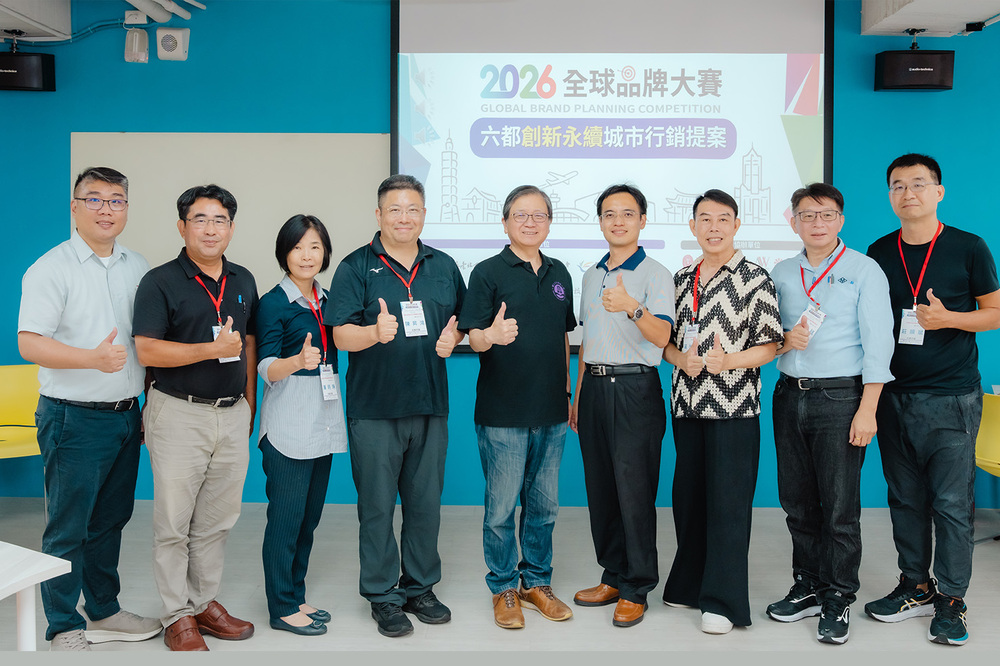 本校永續長（右4）與國立臺北商業大學任校長（右5）及評審團合影