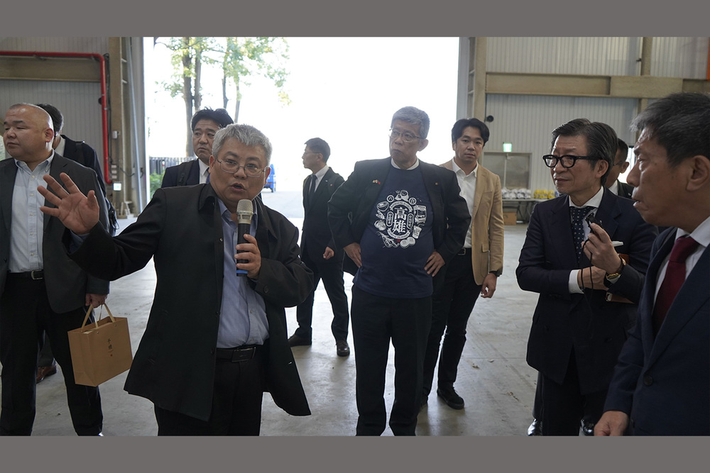 高科大產學長謝其昌(圖中主講者)為日本岩手縣一關市訪問團導覽介紹高科大亮點研發場域。此處為剛開幕的先進材料成型技術中心，建置了台灣唯二、學術單位唯一的1600噸伺服沖壓設備。