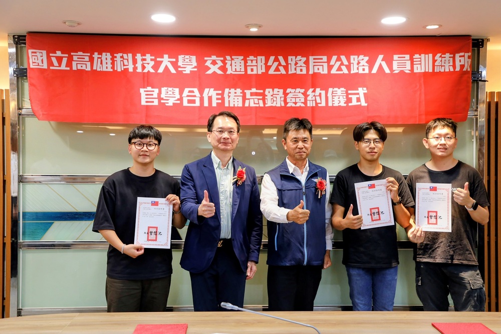 曾信池所長（中）頒發結訓證書予高科大學生，並與吳忠信校長（左二）合影。