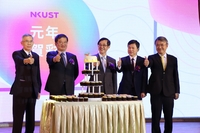 高科大楊校長與姚立德次長、前海科大校長周照仁(左)、前高應大校長方俊雄(右二)、前一科大校長陳振遠(右)上台切蛋糕慶祝生日
