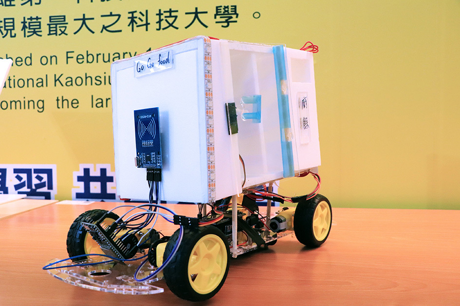 勤益科大團隊「XD我不會屈服的」作品【GoGoFood-校園無人智慧取餐車】結合主動派車配送(自駕車)、自助取餐(無線通信)、冷/熱藏保溫保鮮、廚餘回收等功能，將供應端(剩食)與需求端(不想出去店家買飯的學生)的需求透過清晰透明的資訊，串起最後一哩路，進一步降低浪費的可能。