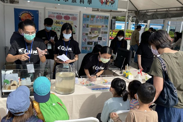 夢幻水族科學親子科普饗宴--高科大學生為大眾講解科普知識
