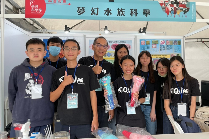 水產養殖系張朴性教授帶領高科大學生走入展場推廣科普體驗活動