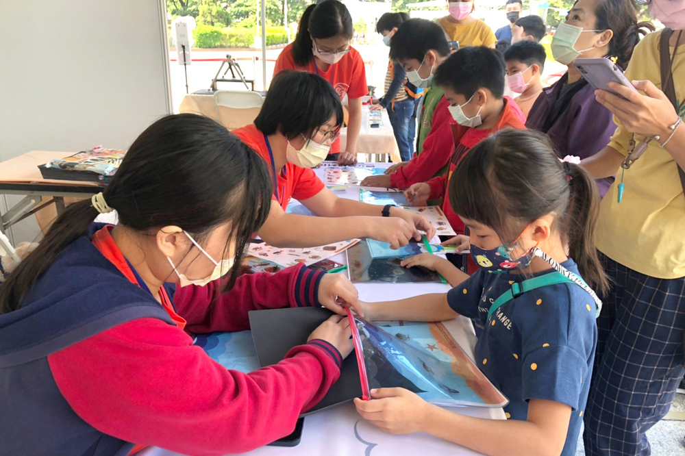 學童現場進行毒特海底總動員DIY活動