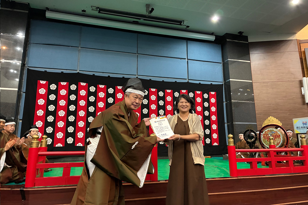 應日系主任黃愛玲老師(右)致贈感謝狀給東京天理雅楽会代表岩崎広之先生(左)
