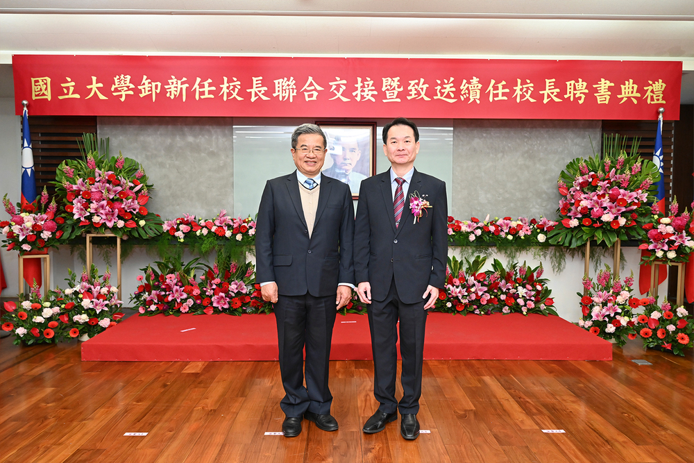 高科大邁入合校第九年，今(28)日首任校長楊慶煜(左)以及即將在2 月1日就任的第三任校長吳忠信(右)參加教育部舉辦的卸新任校長交接典禮，正式揭開高科大學校發展的新篇章。