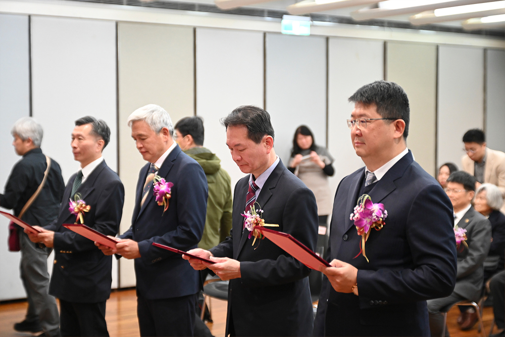 今日一共有四校由新任校長宣示就任，包括高科大、北科大、澎科大、高餐大等四校。右二為高科大校長吳忠信宣示就職。