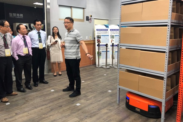 馬來西亞華校董事聯合總會參觀智慧商務實作場域「智慧搬運機器人」