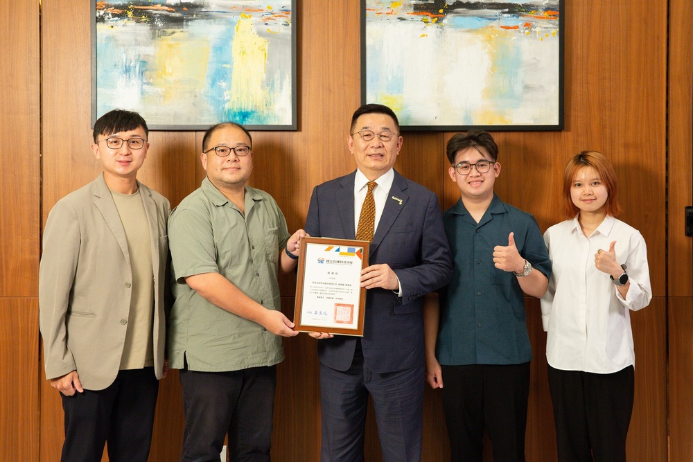 校友中心職輔組組長謝秉銓(左2)於日前因應「大專校院國際生留臺就業輔導專業化計畫」率領組員邱慈偉(左1)、國際處組員周佳盈、印尼僑生郭恆榮(右1)、印尼僑生謝佩家(右2)專訪林齊國學習長(中)合影留念。