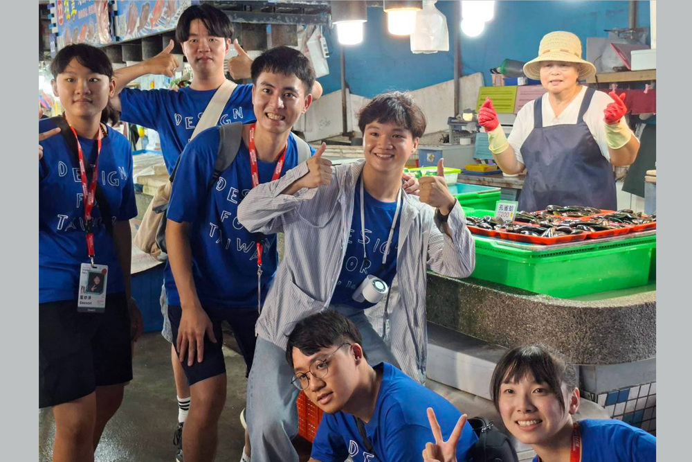 參賽學生前往蚵仔寮魚市場進行訪談