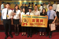 資訊管理研究所學生蔡政達、李建毅、陳玟妤，及嘉南藥理大學資訊多媒體系學生洪翊庭、程郁珊，抱回「SMART 高雄‧校園創意市政提案競賽」金質獎（高科大資管系提供）