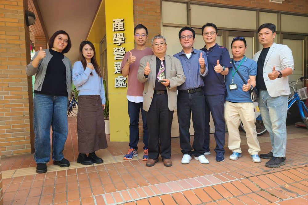 高科大產學長謝其昌(左四)，帶領輔導團隊接受園管局「綜效卓越團隊」獎肯定，特別在AI、低碳、自動化的導入成績斐然，展現高科大機械領域的堅強輔導實力。其中一個高軟園區輔導案例「機械手臂式加盟」(有鳴與十九甲雞排聯名)在今年台北國際加盟展推出97套的漂亮成績。